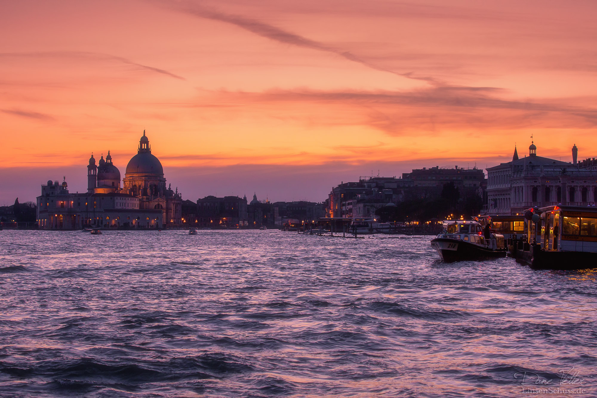 Stimmungsvolle Dämmerung in Venedig